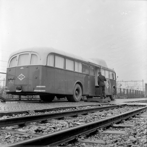 846208 Afbeelding van de autobus van N.S. te Venlo die is ingericht voor het onderzoek naar tuberculose onder ...
